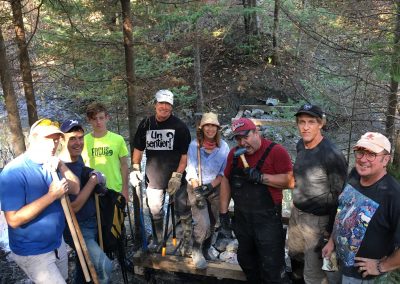 Picture showing trail crew. Photo montrant une équipe d'entretien des sentiers.
