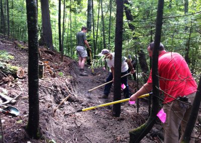 Picture showing trail crew. Photo montrant une équipe d'entretien des sentiers.
