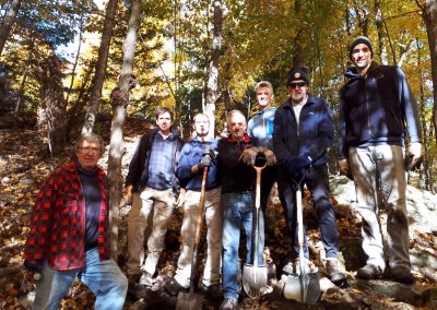 Picture showing trail crew. Photo montrant une équipe d'entretien des sentiers.
