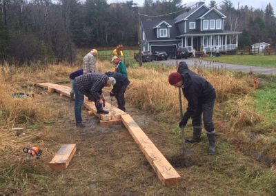Picture showing trail crew. Photo montrant une équipe d'entretien des sentiers.