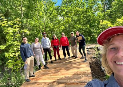 Image of people enjoying the new Meredith Centre bridge. Photo montrant des personnes profitant du nouveau pont du Meredith Centre.