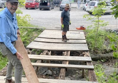 Image showing trail workers building the new Meredith Centre bridge. Photo montrant des ouvriers en train de construire le nouveau pont du Meredith Centre.