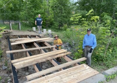 Image showing trail workers building the new Meredith Centre bridge. Photo montrant des ouvriers en train de construire le nouveau pont du Meredith Centre.