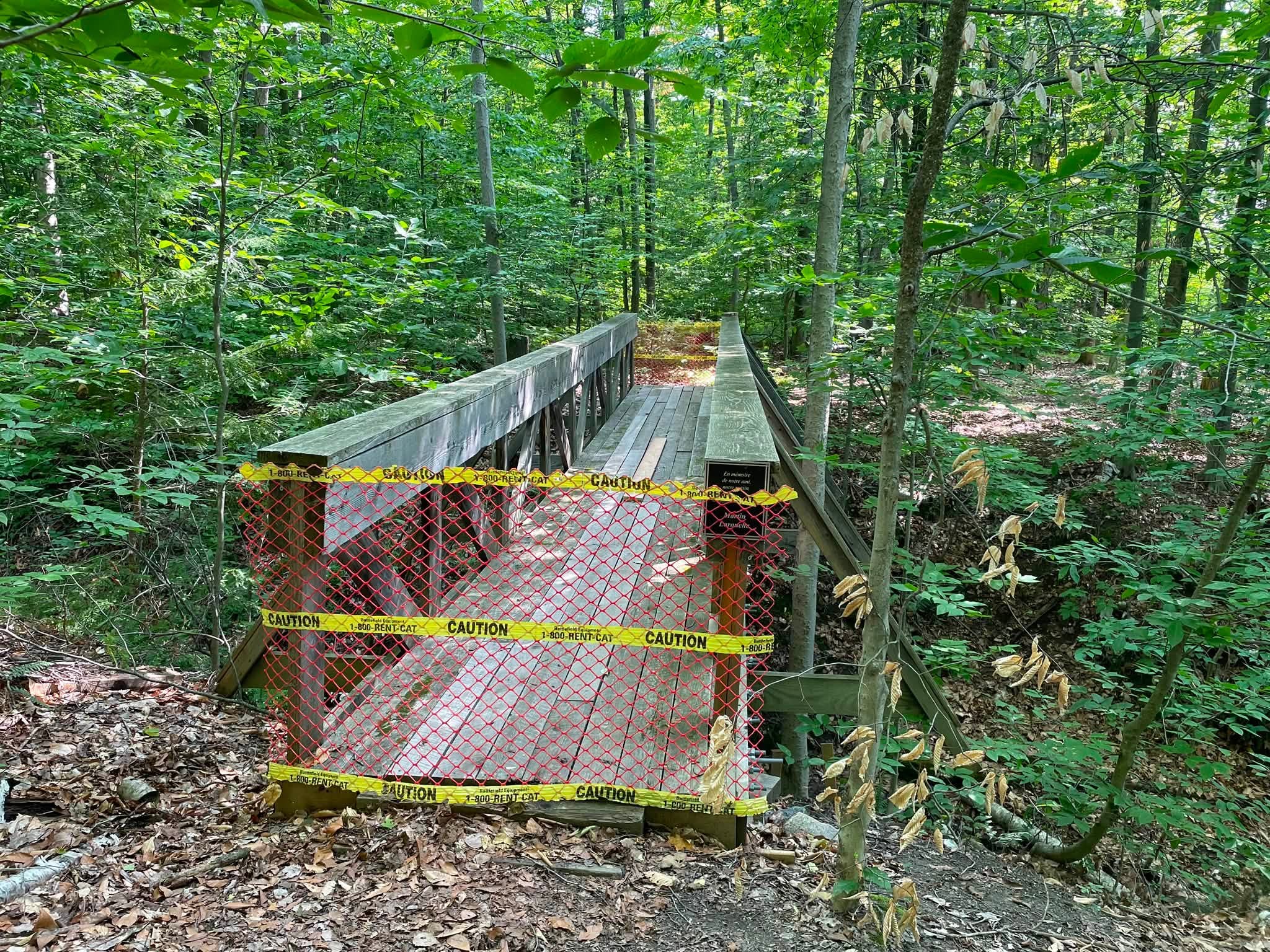 Photo of closed bridge. Photo d'un pont fermé.