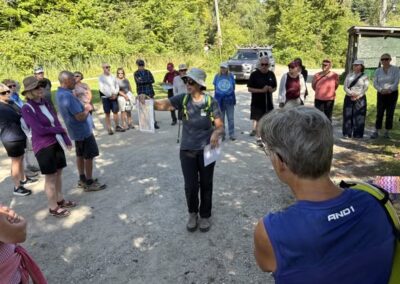 Participants à la promenade historique du village de Cascades /

Participants at Cascades Village Historical Walk